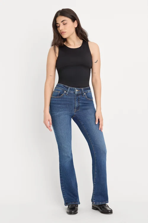 ALWAYS FITS GOOD PETITE BOOTCUT JEANS | INDIGO446-1 | GOOD AMERICAN | MODEL