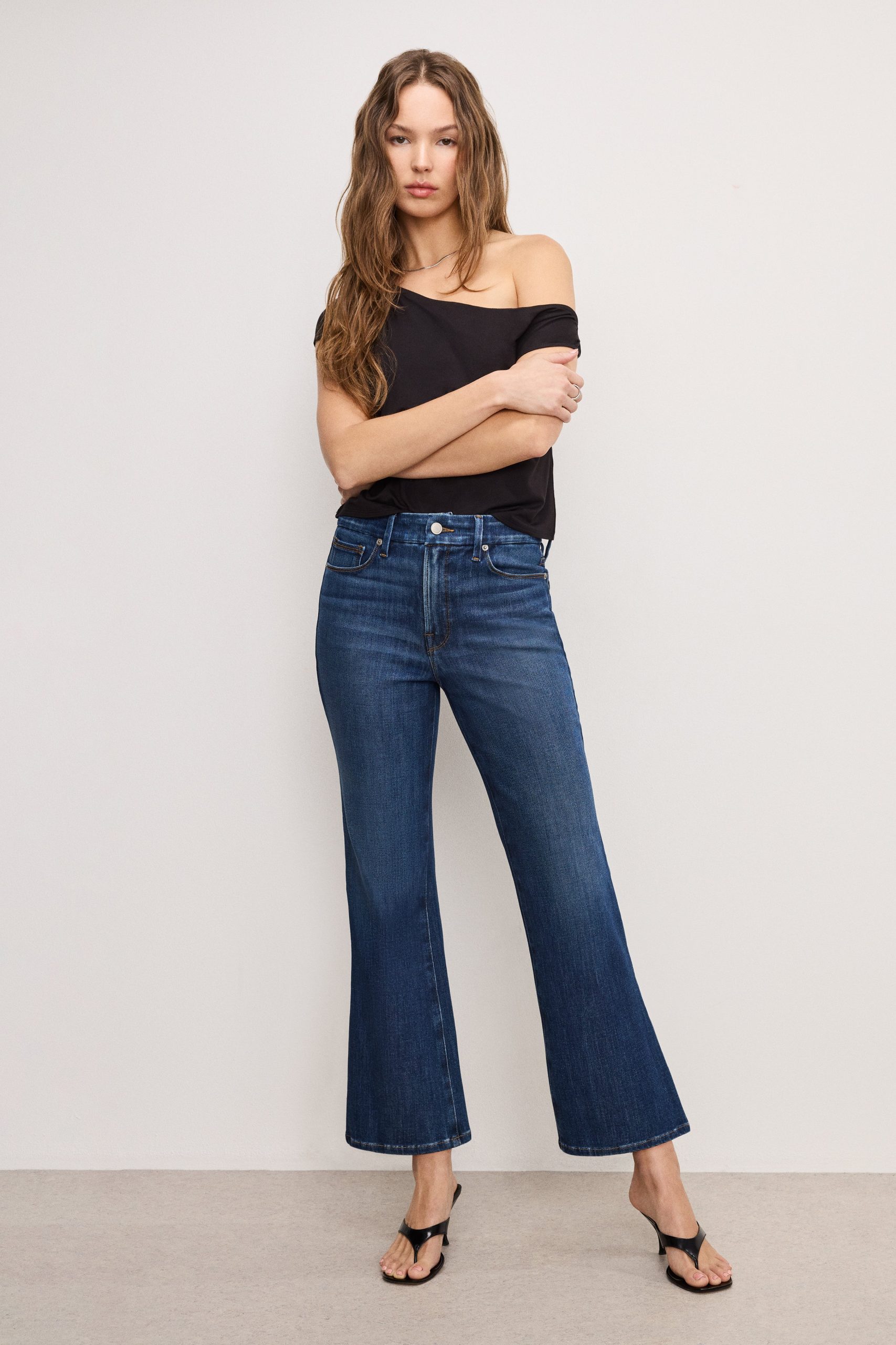 SOFT TECH GOOD LEGS CROPPED MINI BOOT JEANS | INDIGO977