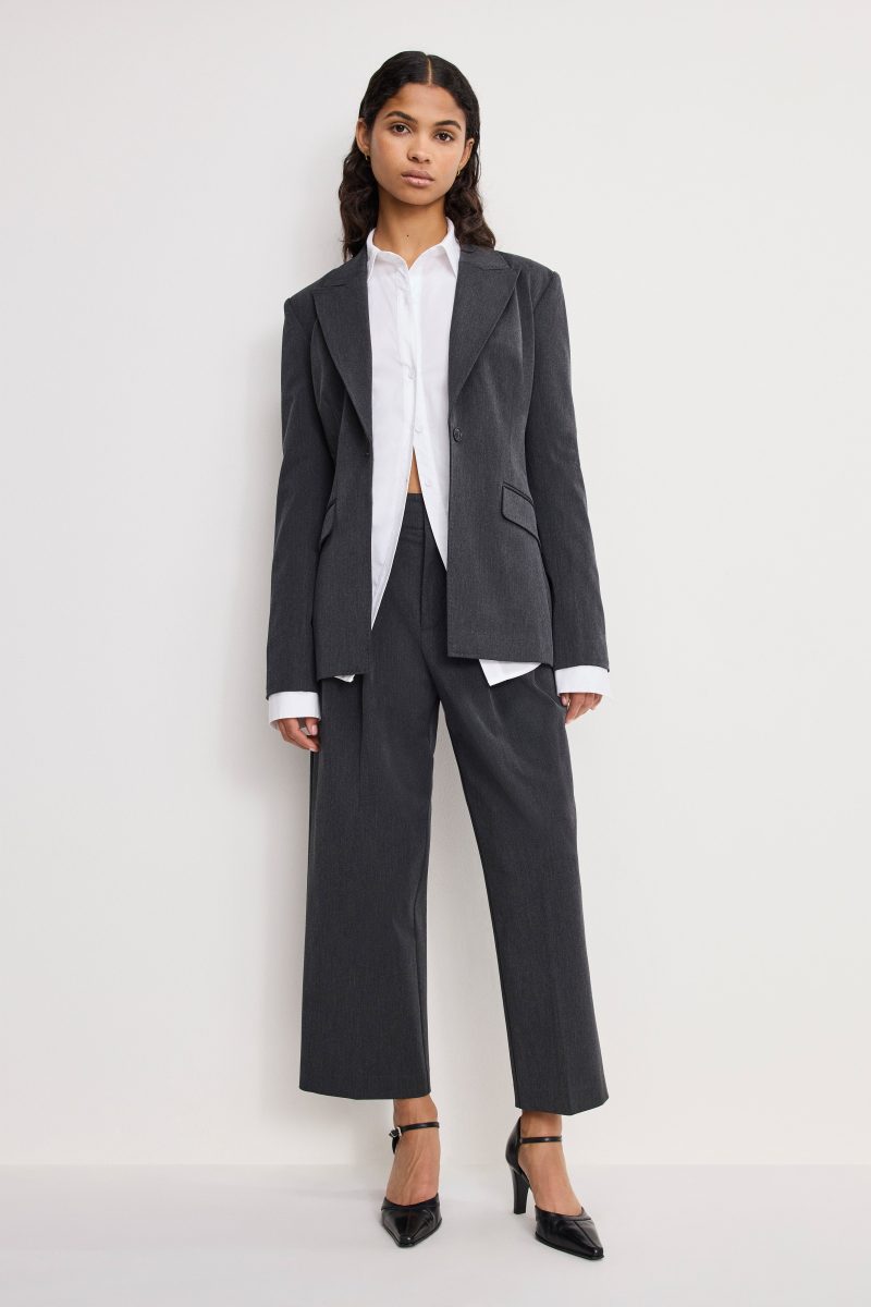 ESSENTIAL SUITING PLEATED CROPPED TROUSERS