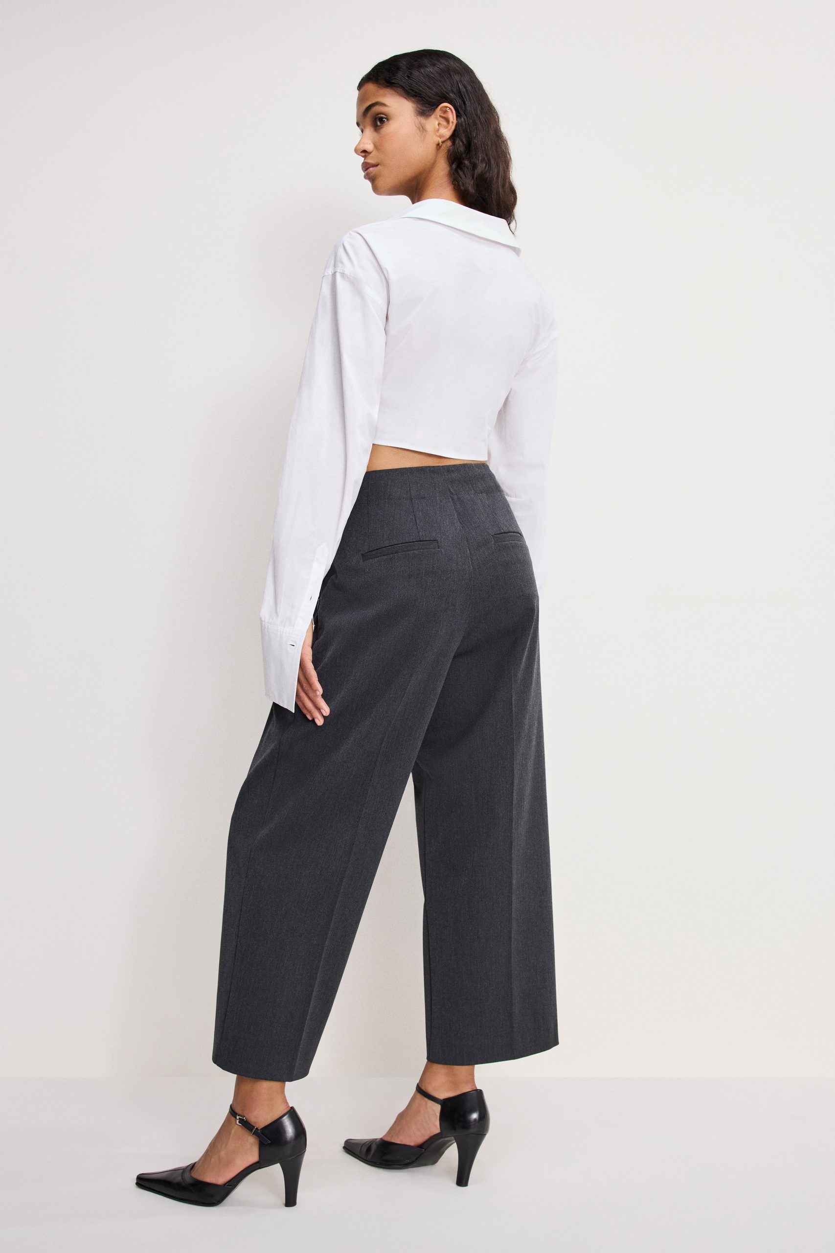 ESSENTIAL SUITING PLEATED CROPPED TROUSERS | DARK HEATHER GRAY