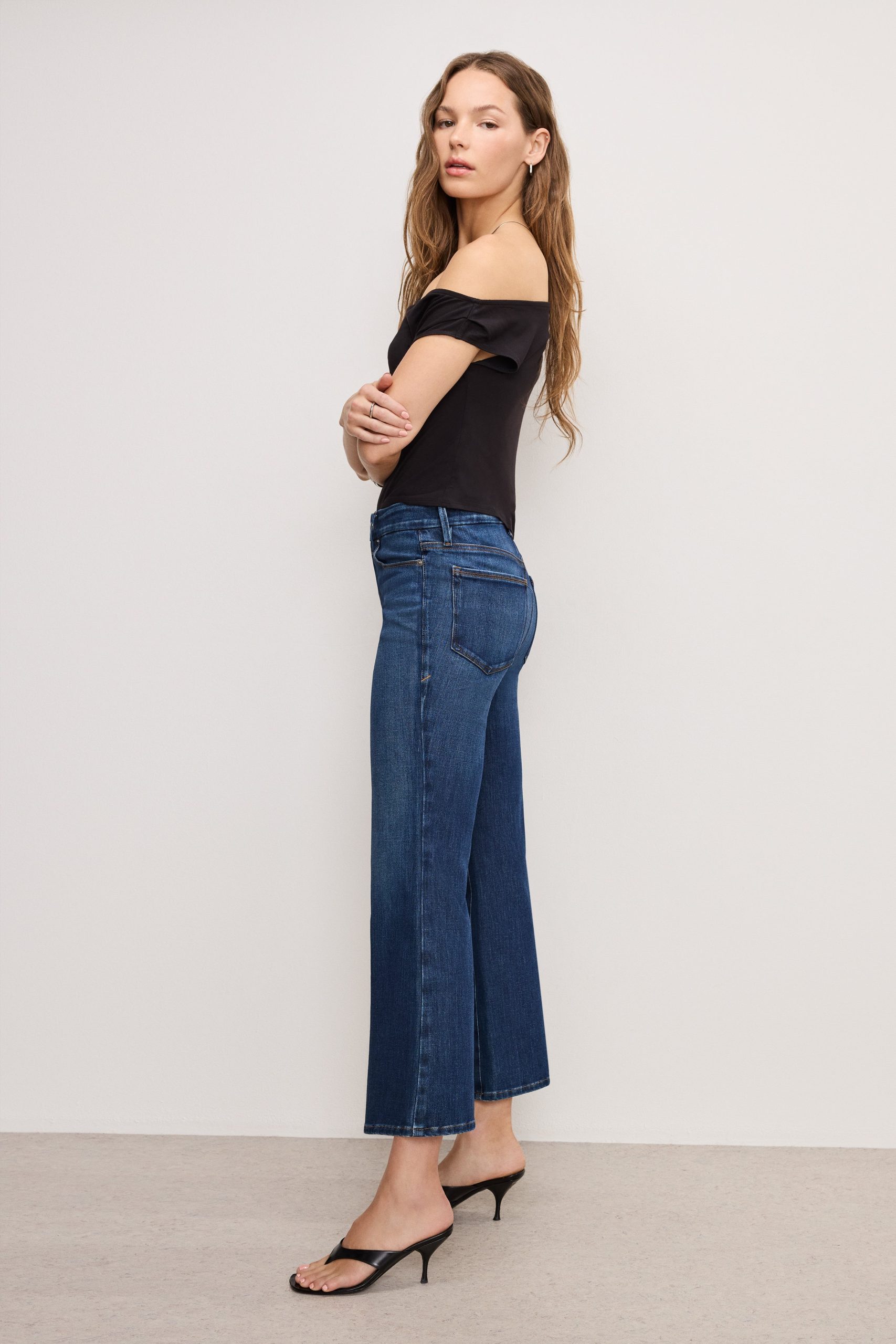 SOFT TECH GOOD LEGS CROPPED MINI BOOT JEANS | INDIGO977