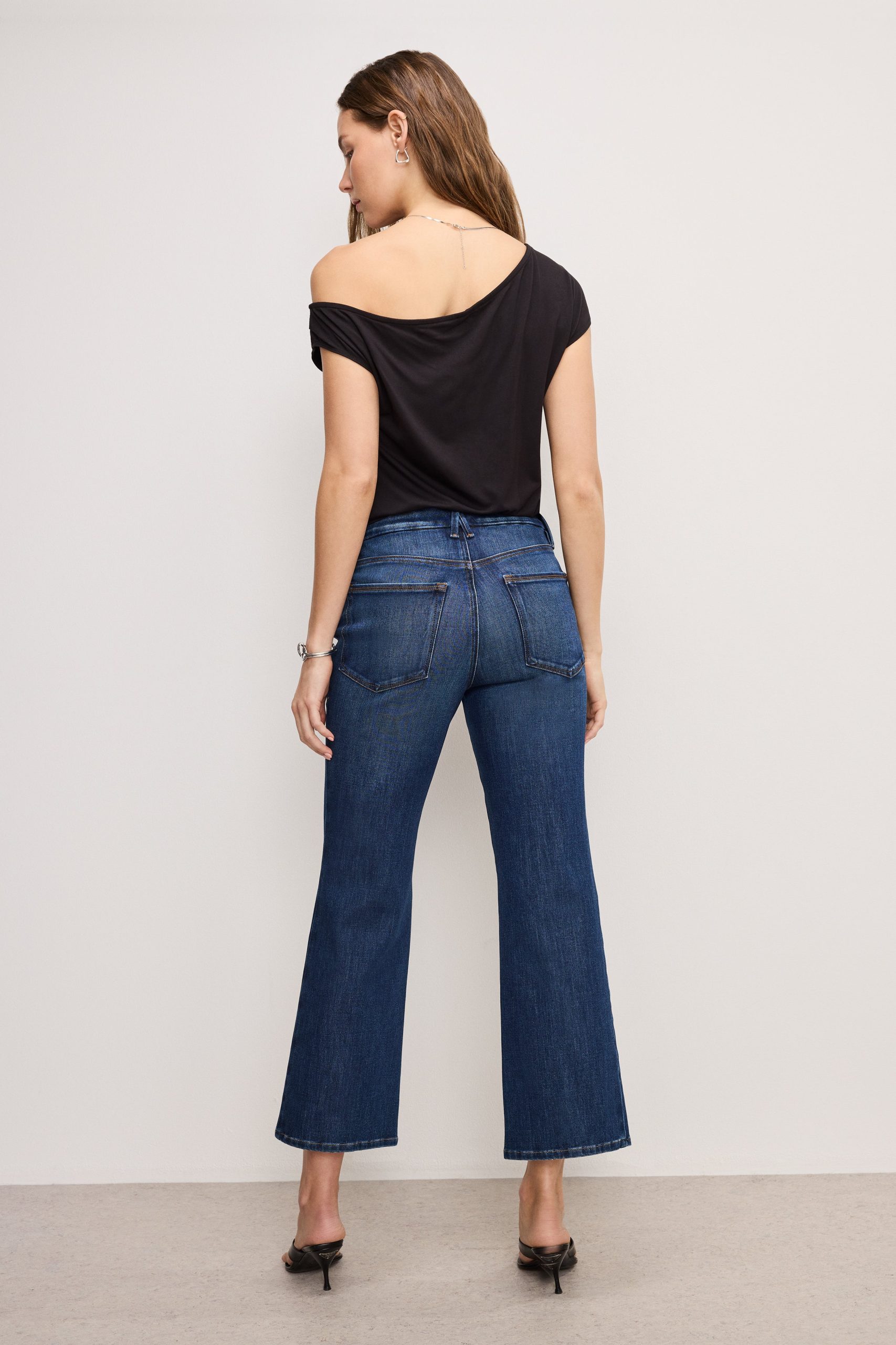 SOFT TECH GOOD LEGS CROPPED MINI BOOT JEANS | INDIGO977