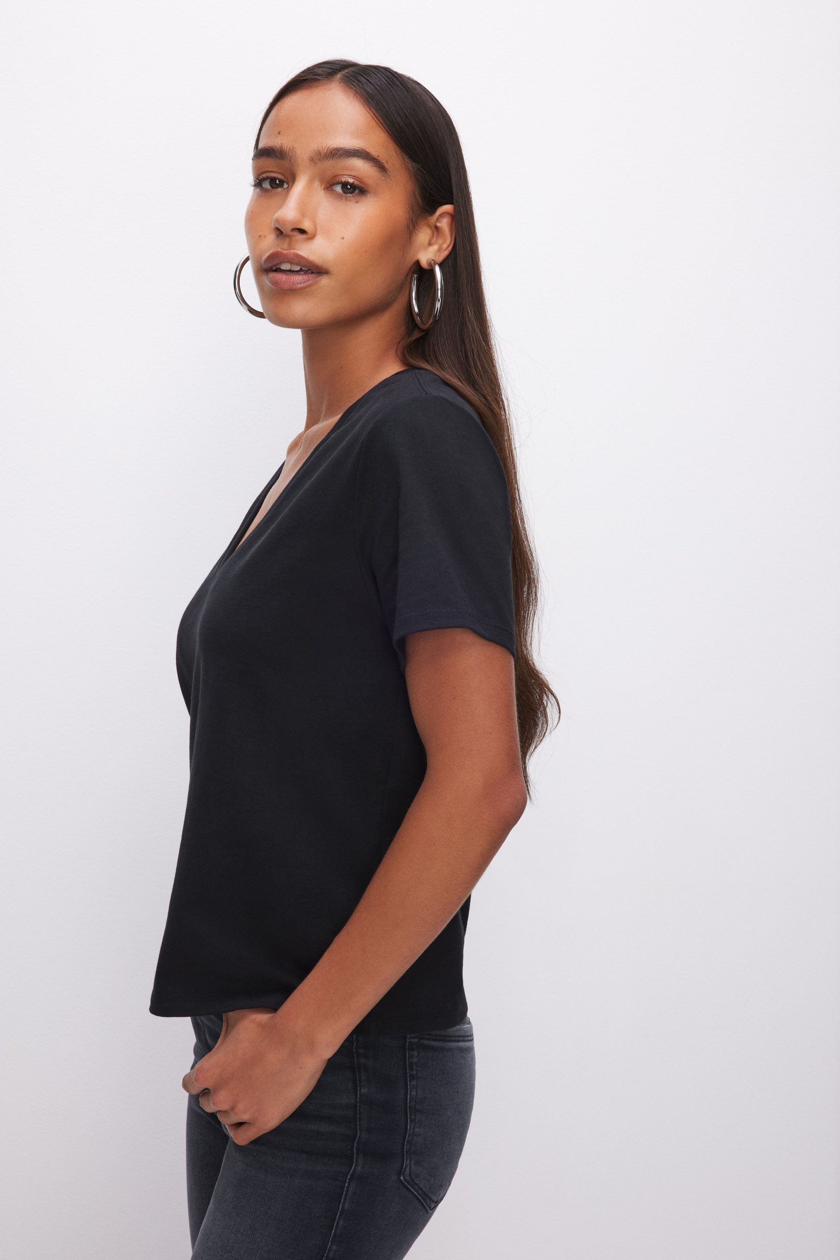 COTTON CLASSIC V-NECK TEE | BLACK001