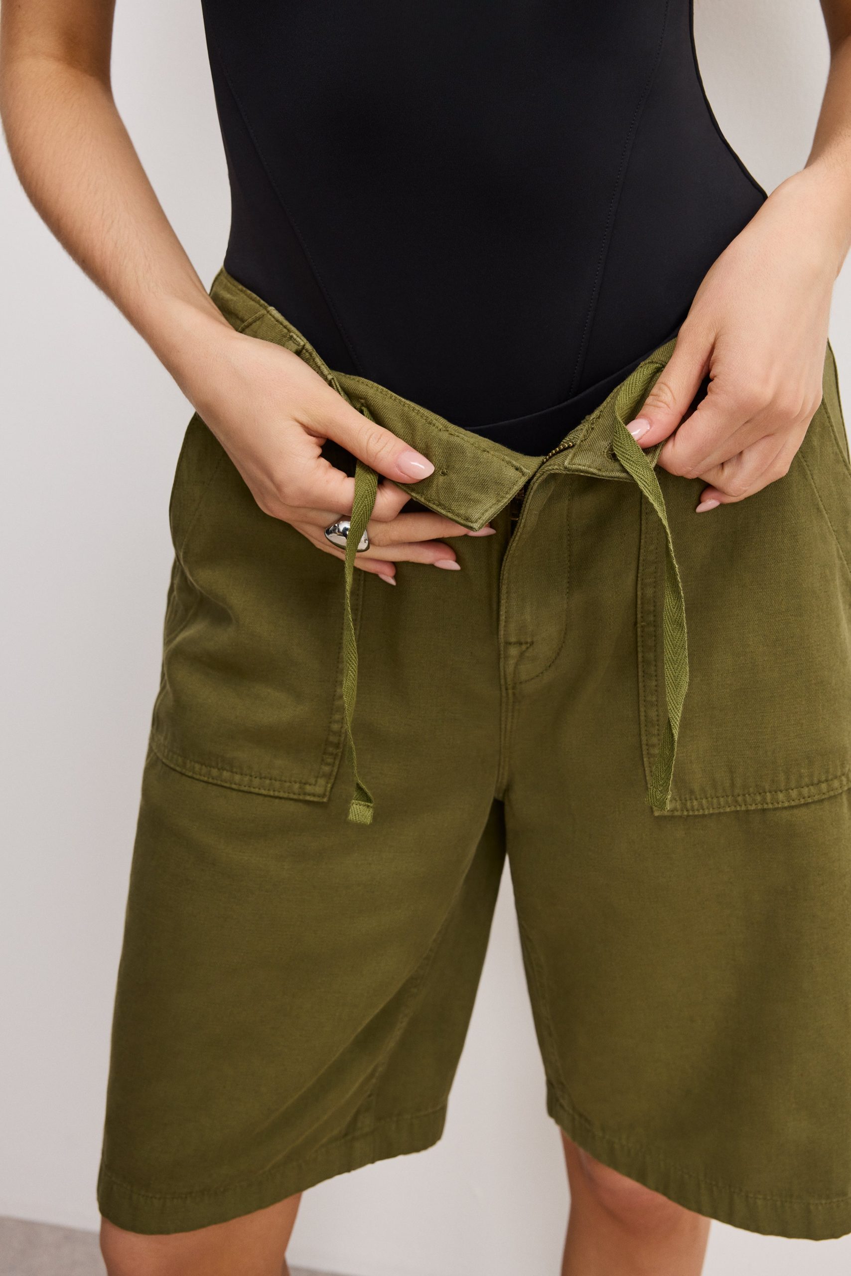 LITE LINEN BERMUDA SHORT | MARTINI OLIVE002